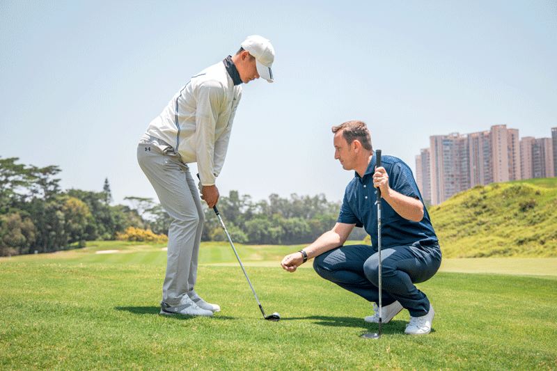 What are the qualities of an excellent golf coach?